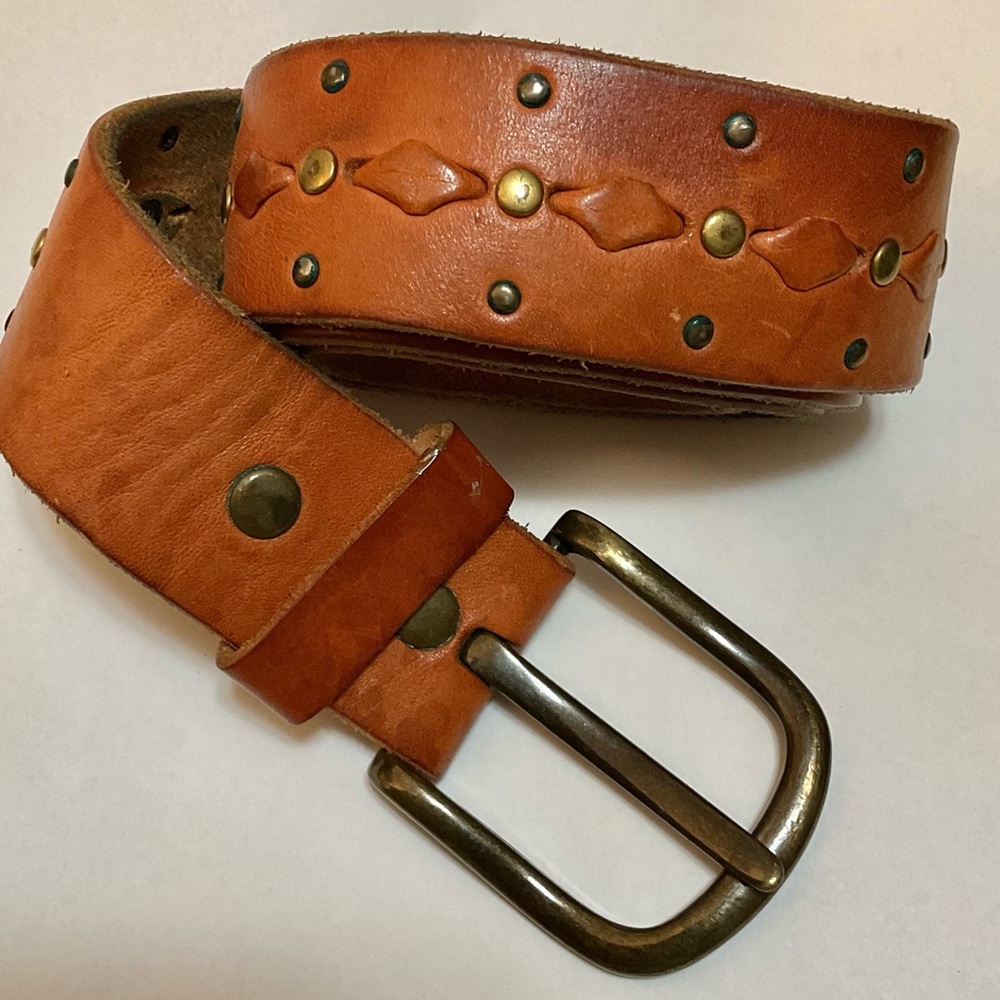 Stylish Women’s Tan Leather Belt with Brass Ascent Detail 32W